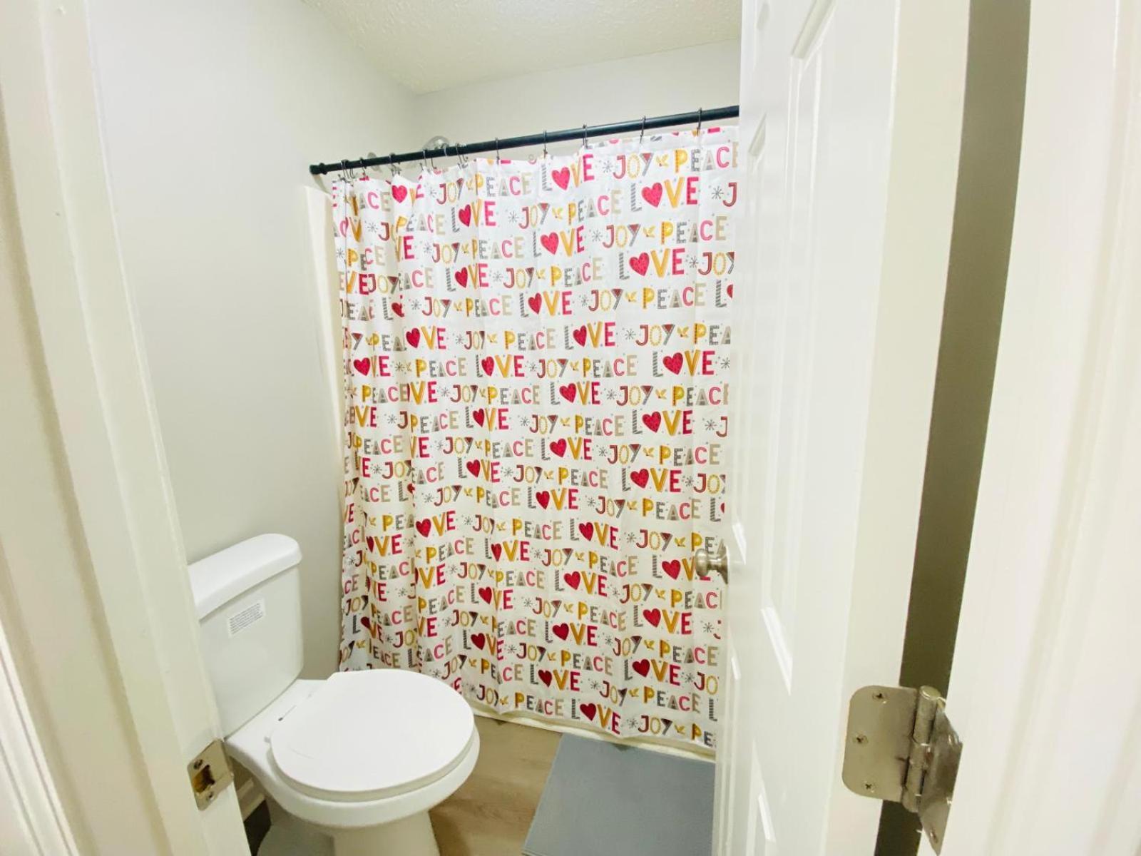 Spacious Room With Shared Bathroom Raleigh Ngoại thất bức ảnh